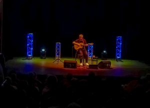 Pedro Guerra llena el teatro municipal de Almagro en la 39ª edición del Encuentro de Poesía Española con su recital “Sonetos y canciones para la libertad” en el que la música sirve de puente entre generaciones de poesía