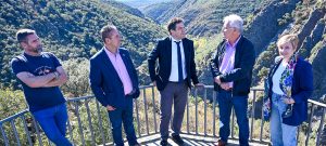 Valverde ensalza el potencial natural y paisajístico de Navas de Estena y destaca la importancia de prestar apoyo a los municipios pequeños