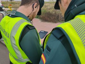 La Guardia Civil pilla a un aspirante con un kit de espía durante el examen del permiso de conducir en Alcázar de San Juan