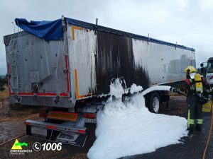 Bomberos de Almadén intervienen en el incendio de un camión de transporte de abono