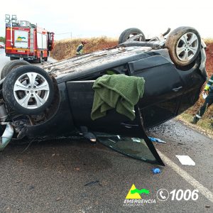 Una persona atrapada tras volcar su vehículo en Valdepeñas