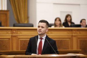 Vox pide suprimir el canon del agua, PP una moratoria y PSOE defiende que es «de obligado cumplimiento»