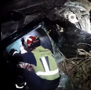 Cuatro personas heridas, dos de ellas menores, atrapadas dentro de un vehículo en un terraplén del puerto de Niefla