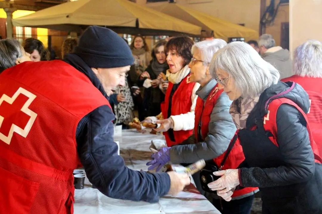 Cruz Roja recauda 700 euros en su tradicional chocolatada navideña en La Solana