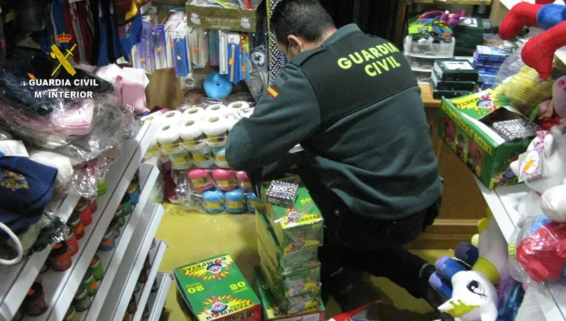 La Guardia Civil intensifica el control y las inspecciones de venta de pirotecnia durante la campaña navideña