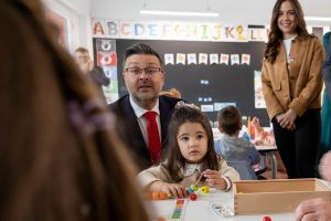 El Gobierno regional estimula el empleo femenino y joven en las zonas rurales con la contratación de más de 500 efectivos para dar servicio a las escuelas infantiles