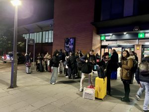 Viajeros afectados por la suspensión del servicio tras el descarrilamiento mortal recalan en Puertollano «tirados como una colilla»: «Dicen que nos busquemos la vida»