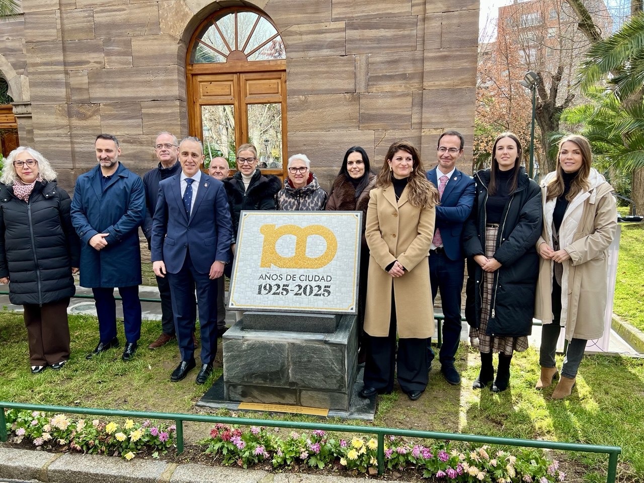 Puertollano enriquece su patrimonio artístico con el monolito del Centenario, «símbolo de lo que la ciudad ha sido y de su impulso al futuro»