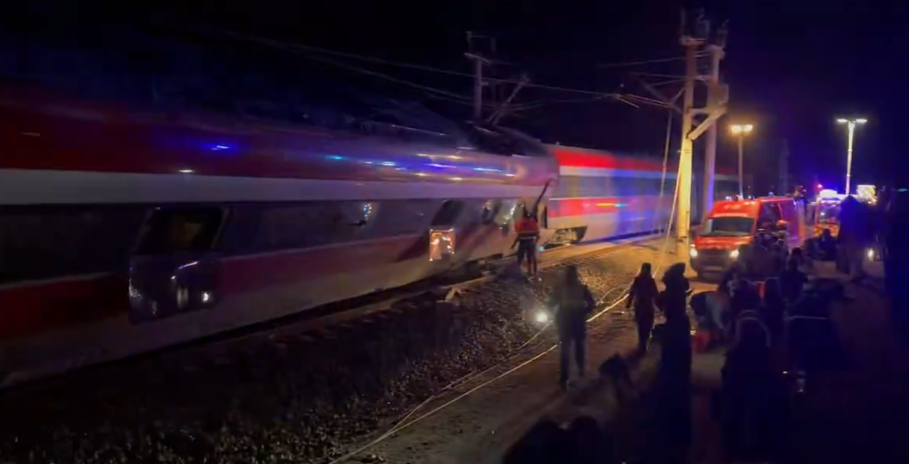 Dos personas fallecidas tras el descarrilamiento de un tren de la alta velocidad entre Madrid y Andalucía en Adamuz