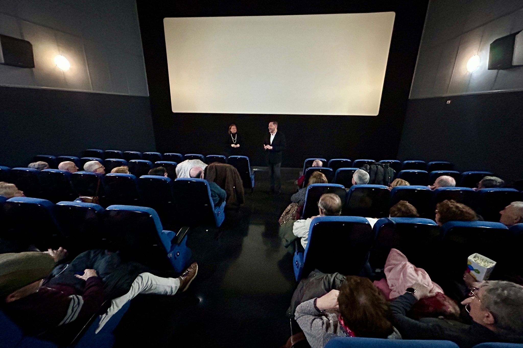 El subdelegado del Gobierno pone en valor el programa Cine Sénior durante su visita a los Multicines Ortega de Puertollano