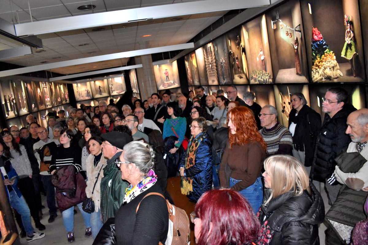 Más de un centenar de personas descubren el proceso creativo de Eugenio Recuenco en el Museo García Rodero