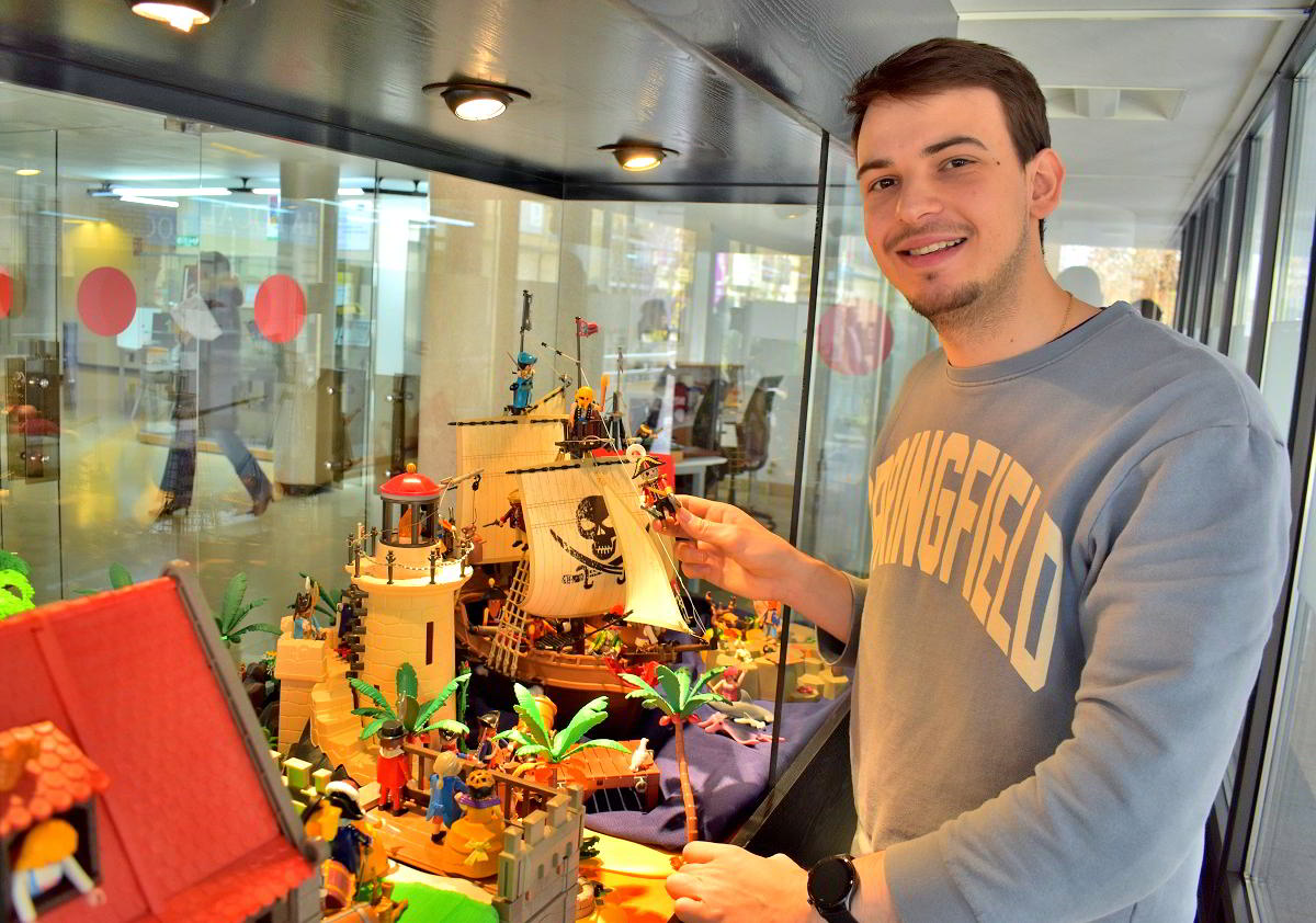 Barcos piratas acechan la costa inglesa en el nuevo montaje «Playmobil» en el Ayuntamiento de Puertollano