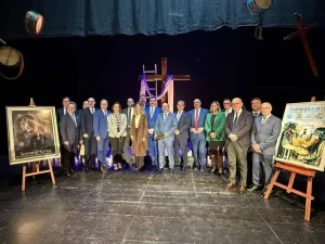 La Junta destaca que la convivencia armónica entre las procesiones y las tamboradas convierten a la Semana Santa de Hellín (Albacete) en algo único