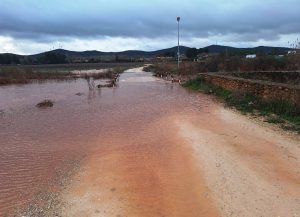 Cerrado el paso de un puente en La Solana (Ciudad Real) por el desbordamiento del arroyo de Alhambra