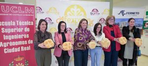 Zarco muestra el apoyo de la Diputación al trabajo de AFEXPPAN como garante de la identidad y de la calidad del pan de cruz que se elabora en la provincia