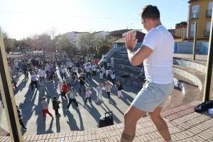 Alcázar de San Juan se une para la sensibilización del autismo con una jornada de zumba solidaria organizada por la asociación Quijotea