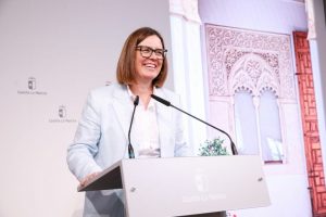 El Gobierno de Castilla-La Mancha impulsa ayudas para la contratación de cuidados en el hogar que podrán cubrir hasta el salario mínimo