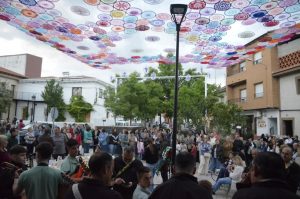 Piedrabuena inaugura un bello y gigante toldo de ganchillo confeccionado por un centenar de mujeres