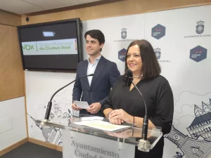 Vox afea al alcalde que “mirara para otro lado” ante los “insultos” del concejal no adscrito por depender de su voto