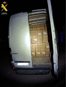 La Guardia Civil detiene a dos personas cuando robaban mercancía de un camión en un área de servicio de la autovía A-3