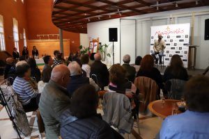 Aforo completo en el maridaje de cuentos y vino en Manzanares