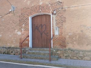 Vecinos de Veredas condenan el acto de vandalismo en las puertas de la iglesia