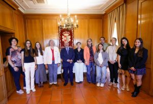 Castilla-La Mancha reconoce a las 443 familias acogedoras que ofrecen un hogar a casi 600 niños, niñas y adolescentes en la región
