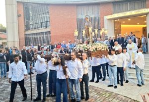 La barriada Libertad recupera ocho años después la procesión de Santa Gema