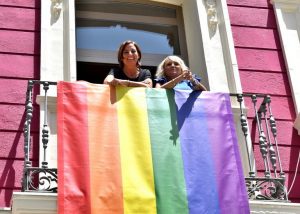 El Ayuntamiento de Puertollano despliega la bandera arcoiris en la semana del día del orgullo LGTBI+