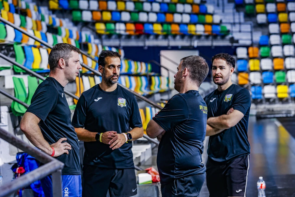 entrenamiento del balonmano Caserío en el Quijote Arena con la nueva pista azúl, balonmano,