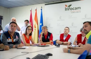 García-Page traslada un mensaje de “optimismo y cautela” y señala que “empezamos a ver la luz más allá del humo” en el incendio de La Mierla