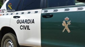 Un bombero resulta afectado por la inhalación de humo en el incendio de vehículos en una nave en Herencia