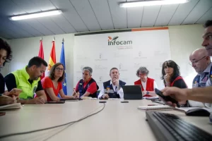 Castilla-La Mancha refuerza el operativo y las medidas de seguridad ante el avance del incendio de La Mierla que amenaza el núcleo del Parque Natural de la Sierra Norte de Guadalajara