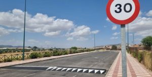 El Ayuntamiento de Puertollano coloca resaltos para frenar las carreras ilegales en varias barriadas