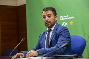 VOX denuncia que Page gasta 34.000 euros en el eclipse mientras la sanidad «colapsa» y la Junta «sobresalta» a la población con una alerta masiva