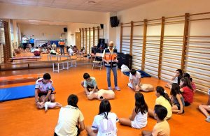 Escolares de la Escuela de Verano aprenden con Protección Civil las técnicas de primeros auxilios