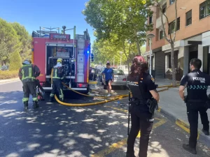 Los bomberos apagan un incendio en una vivienda de Avenida de Reyes Católicos