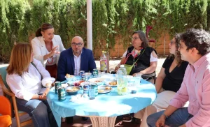 El Gobierno de Castilla-La Mancha refuerza su red de atención al Alzheimer para acompañar a las personas afectadas y a sus familias