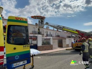 Complicada evacuación de una persona con posible fractura de cadera en Almodóvar del Campo