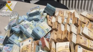 La Guardia Civil detiene a dos personas e incauta más de 280.000 euros ocultos en un vehículo en la A-3
