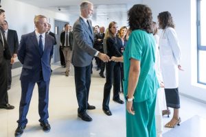El presidente de Castilla-La Mancha, Emiliano García-Page, acompaña a Sus Majestades los Reyes en su visita a los heridos en el accidente ferroviario de Urda