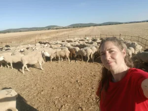 El Ayuntamiento de Cabezarados rinde homenaje a sus mujeres rurales con el ejemplo de valentía y arraigo de la joven ganadera Verónica Sánchez