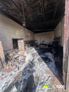 Los bomberos intervienen en el incendio de una carpintería en Saceruela con riesgo de colapso de la cubierta