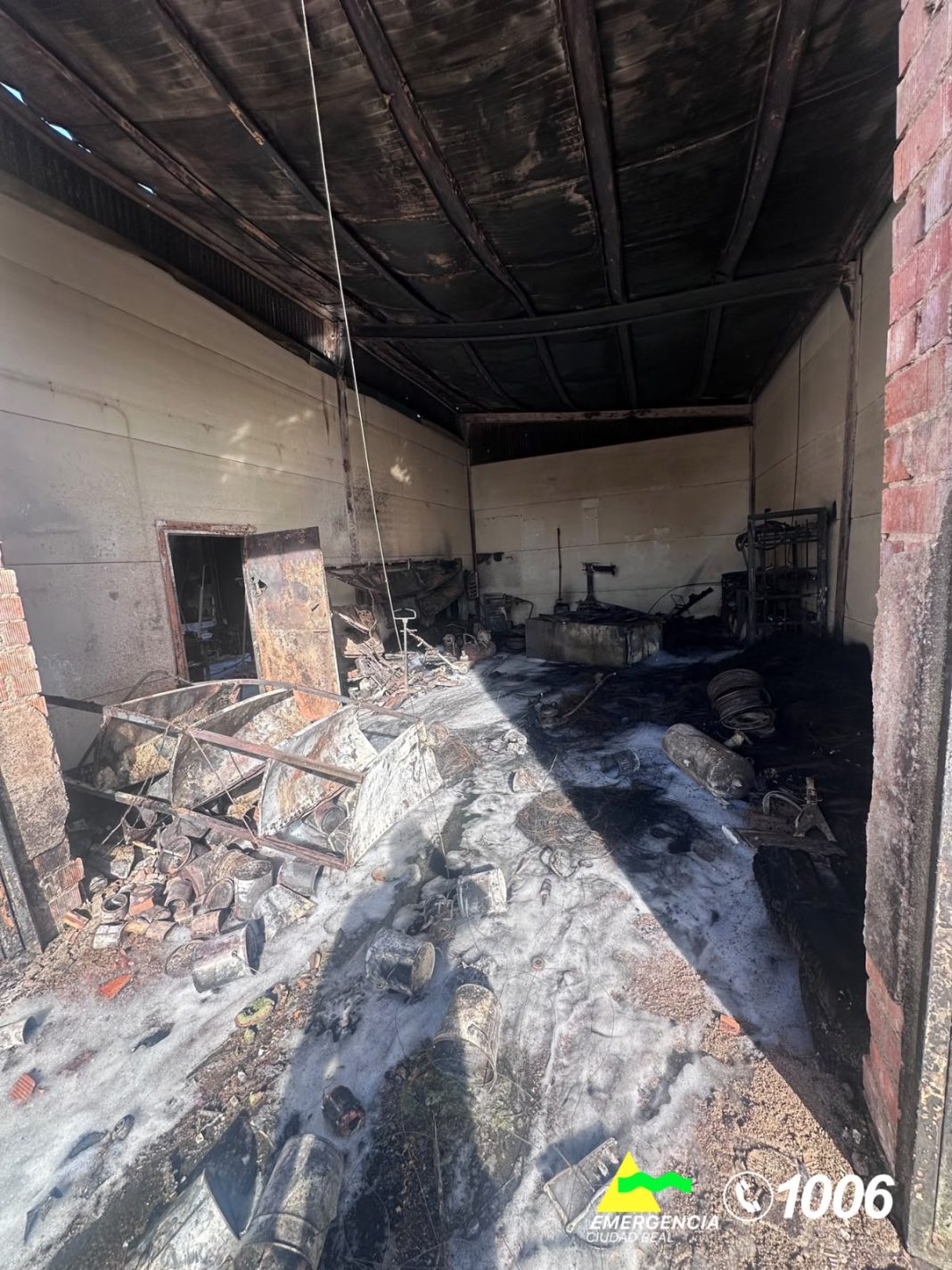 Los bomberos intervienen en el incendio de una carpintería en Saceruela con riesgo de colapso de la cubierta