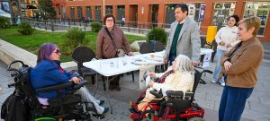 Valverde traslada el apoyo de la Diputación a Ciudad Accesible y conoce la necesidad de facilitar los desplazamientos a las personas con movilidad reducida