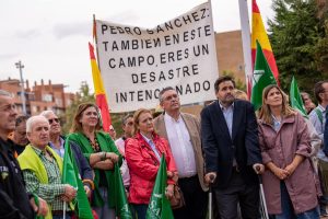 El PP pide echar a Sánchez y Page para que gane el campo, Vox lamenta «fanatismo climático» y PSOE empatiza con el sector
